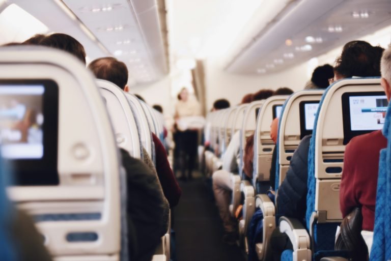 Avião com passageiros que podem ser imigrantes